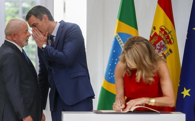Pedro Sánchez conversa con Lula. Pedro Sánchez conversa con Lula.