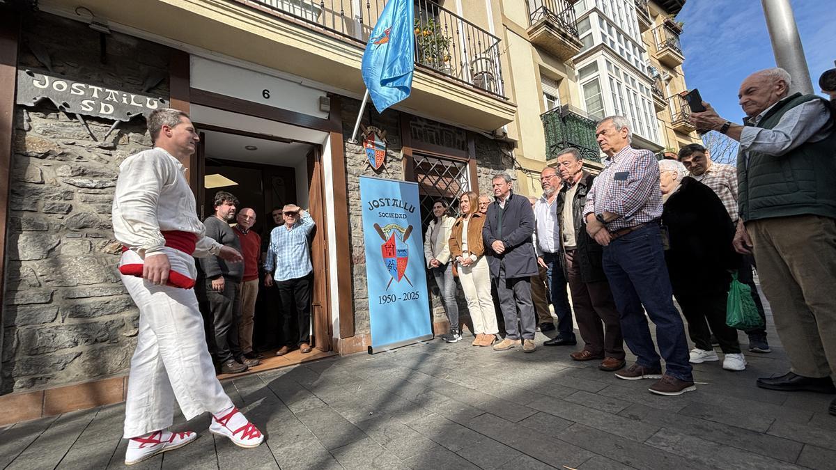 Un dantzari de Meaka Taldea bailando el aurresku a autoridades, homenajeados y reprentantes de sociedades amigas.