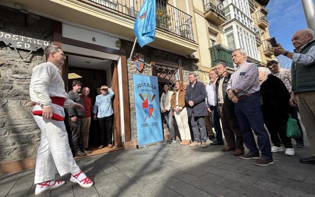 Un dantzari de Meaka Taldea bailando el aurresku a autoridades, homenajeados y reprentantes de sociedades amigas.
