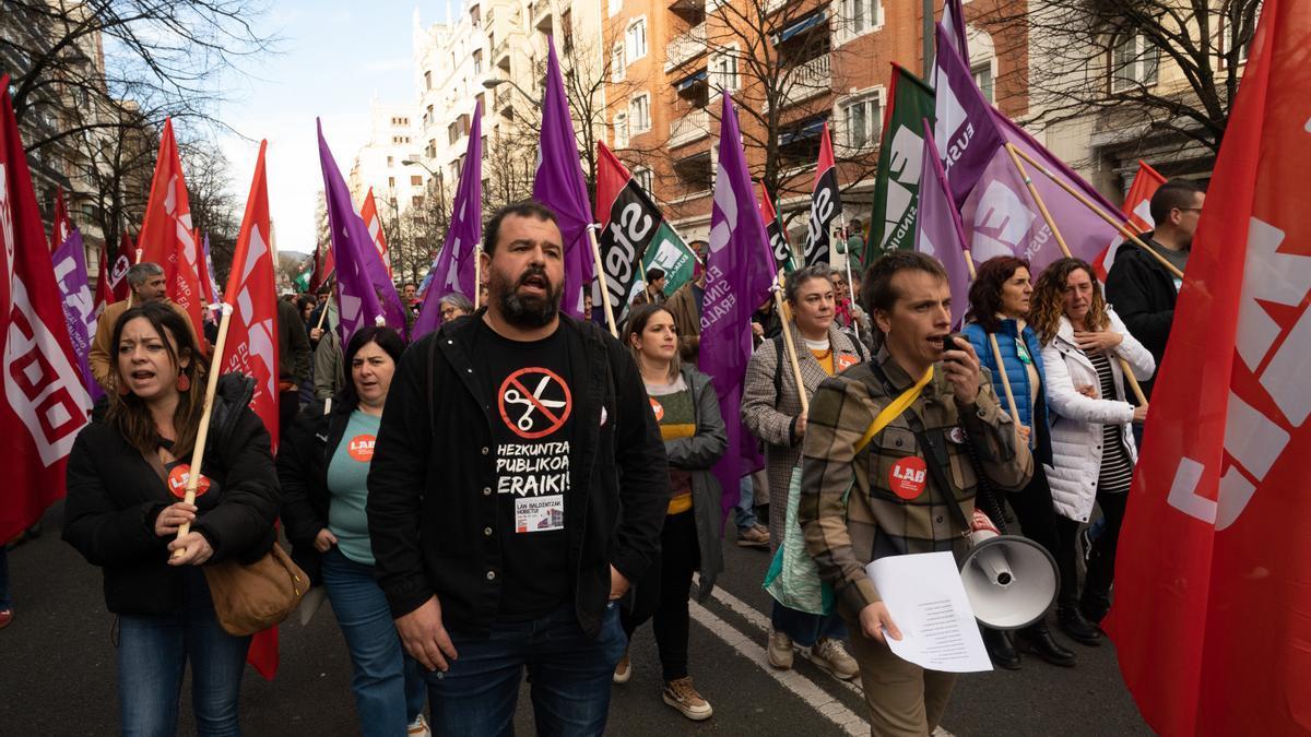 Decenas de personas se manifiestan durante la primera jornada de huelga en la enseñanza pública vasca