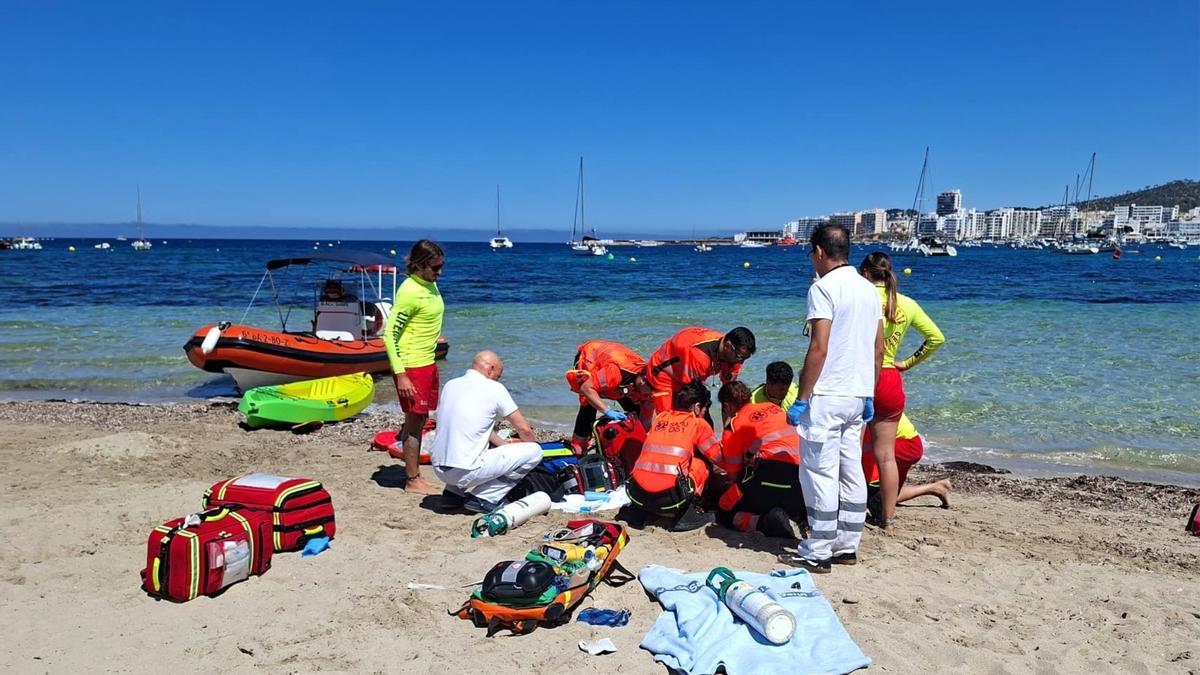 Rescatada una mujer tras sufrir un ahogamiento en una playa de Ibiza.