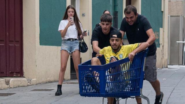 El momento en el que los jóvenes lanzan un carrito cuesta abajo en Candás (Asturias)
