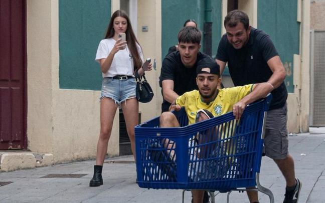 El momento en el que los jóvenes lanzan un carrito cuesta abajo en Candás (Asturias)