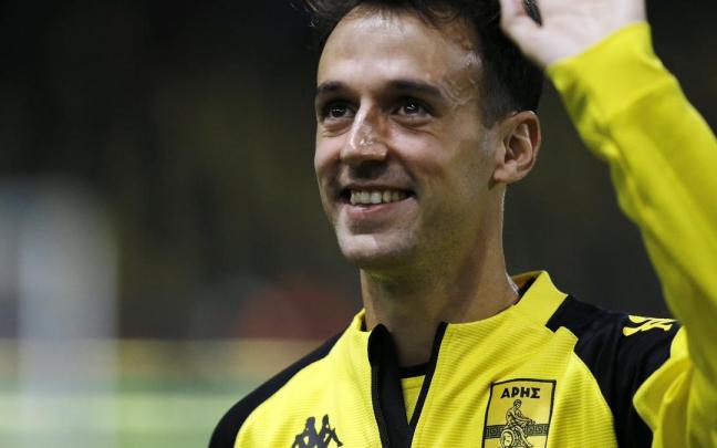 Rubén Pardo, tras un partido con el Aris de Salónica, saluda a la afición. / N.G.