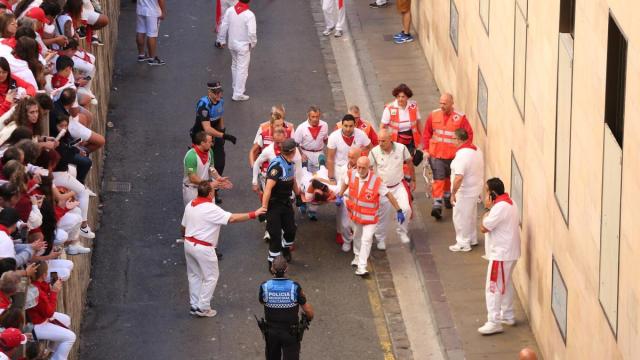 Traslado de uno de los heridos desde la cuesta de Santo Domingo.