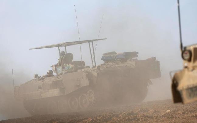 Carros de combate israelíes apostados en la frontera con Gaza