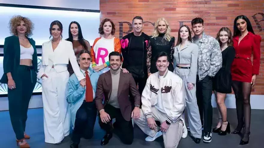 Foto de familia de los participantes y los presentadores de ‘Bailando con las estrellas’.