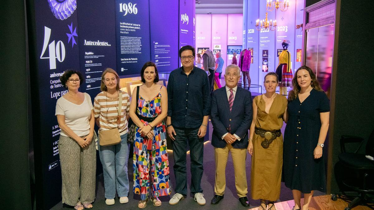 La directora del Festival Internacional de Teatro Clásico de Almagro, Irene Pardo (3i), y el ministro para la Transformación Digital y de la Función Pública, Óscar López (c), durante una visita a las exposiciones en el Espacio de Arte Contemporáneo y la Casa Palacio Juan Jedler.