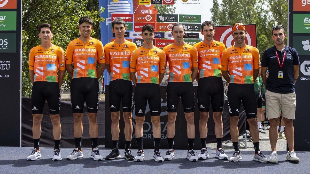 El Euskaltel-Euskadi posa al completo en la carrera lusa.