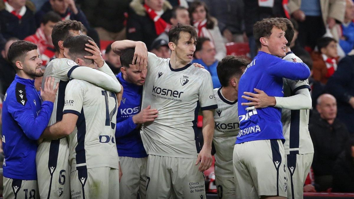 Los jugadores de Osasuna celebrando uno de los goles frente al Athletic. Foto: JAVIER BERGASA