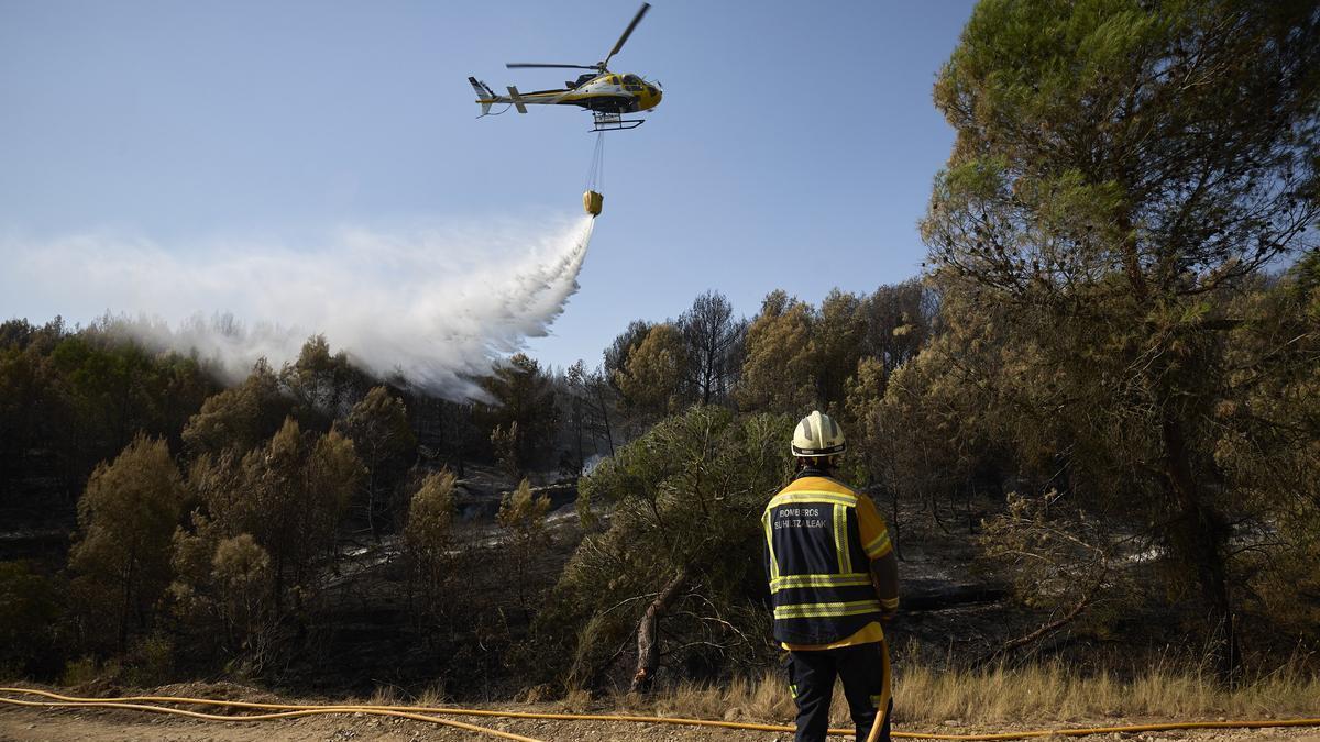 Fotos de la lucha contra el fuego en Carcastillo este lunes 11 de agosto. UNAI BEROIZ