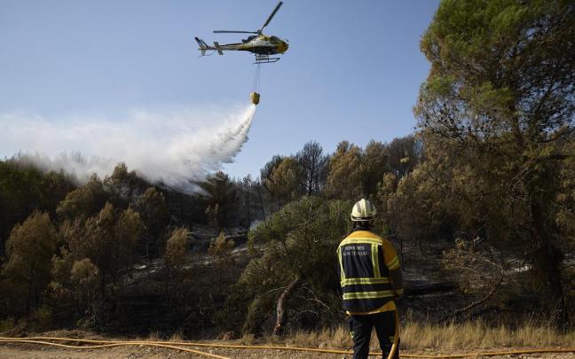 Fotos de la lucha contra el fuego en Carcastillo este lunes 11 de agosto. UNAI BEROIZ