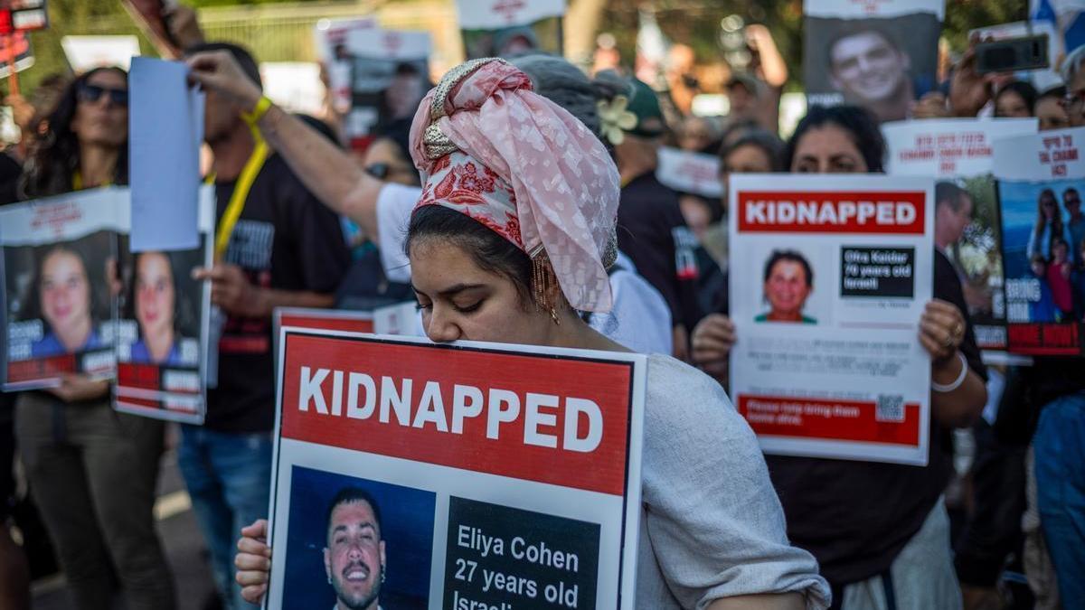 Familiares de los secuestrados por Hamás protestan en Jerusalén.