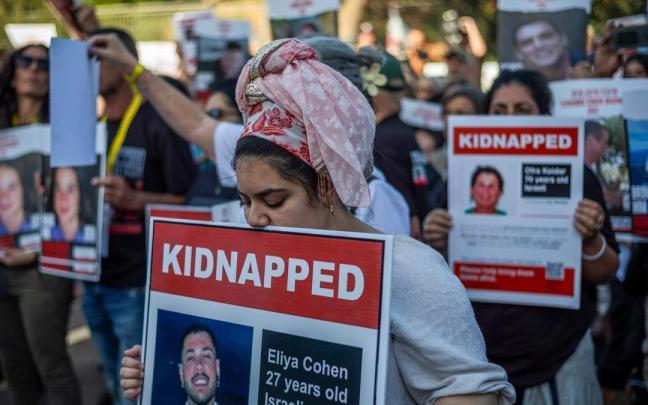 Familiares de los secuestrados por Hamás protestan en Jerusalén.