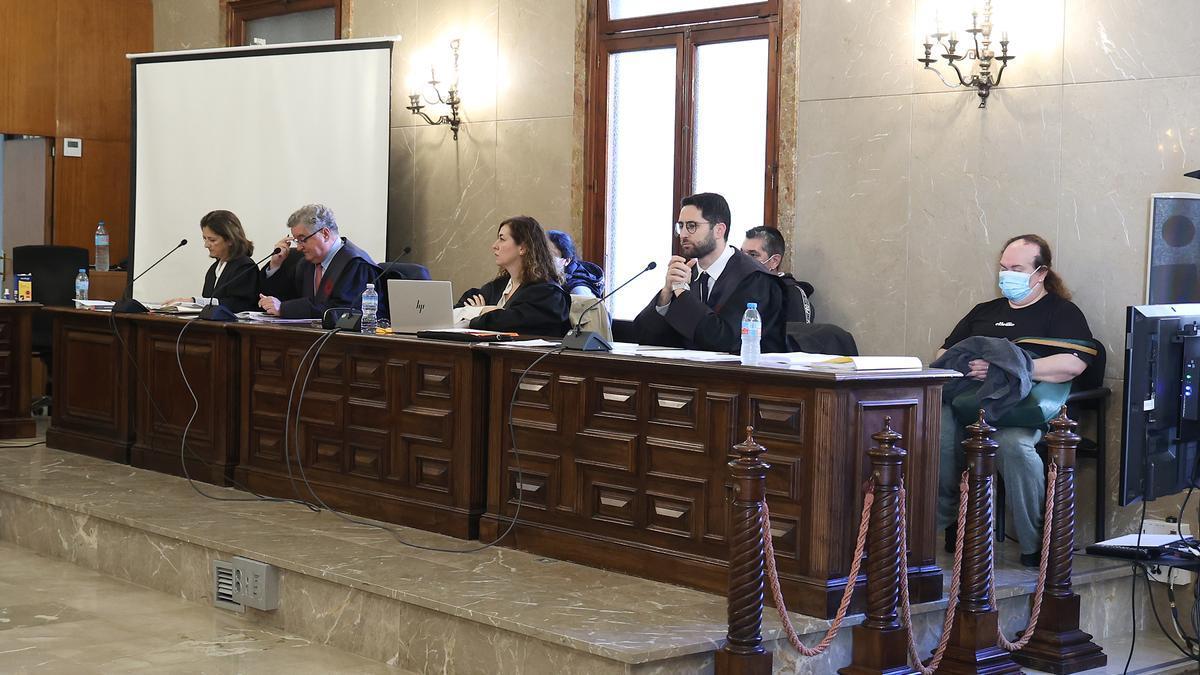 Los acusados de asesinato de un bebé al arrojarlo a un contenedor durante el juicio en la Audiencia Provincial de Palma.