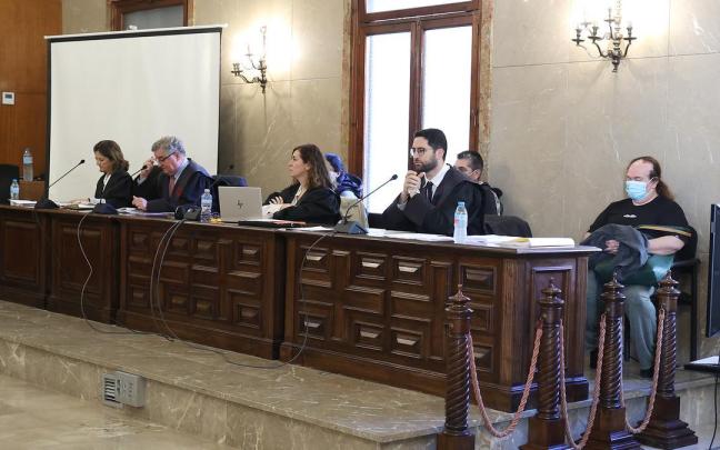 Los acusados de asesinato de un bebé al arrojarlo a un contenedor durante el juicio en la Audiencia Provincial de Palma.