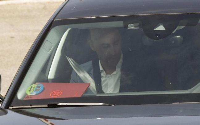 Luis Rubiales abandona en coche la sede de la RFEF. Luis Rubiales abandona en coche la sede de la RFEF.