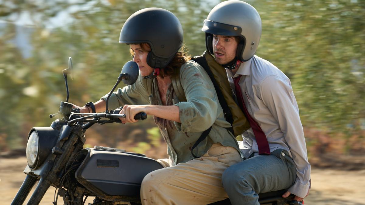 Keeley Hawes y Freddie Highmore, en una escena de la serie ‘Asesina a sueldo’