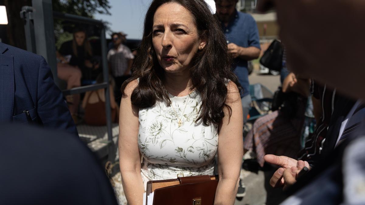 La coordinadora nacional jurídica de Vox, Marta Castro, a la entrada de la testifical del presidente de Gobierno, en el Palacio de La Moncloa