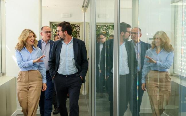 Yolanda Díaz y el secretario de Estado de Empleo y Economía Social, Joaquín Pérez Rey, a su llegada a la inauguración del Centro Estatal de Orientación, Emprendimiento, Acompañamiento e Innovación para el Empleo (CO