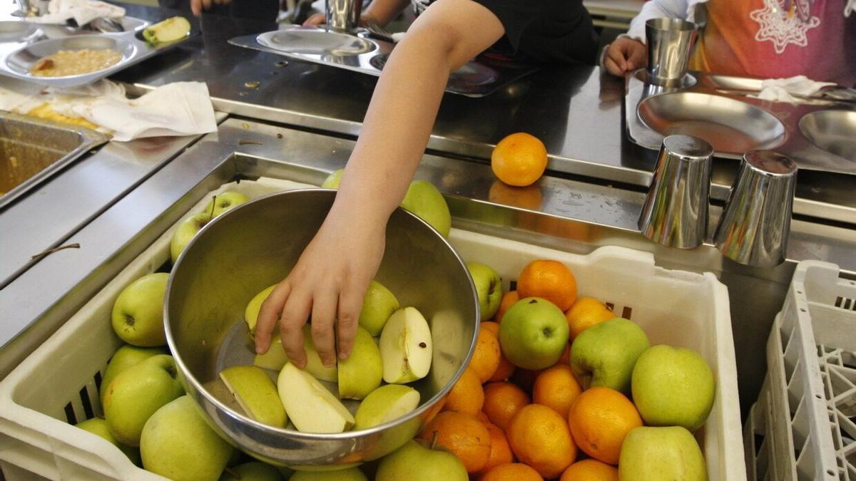 Los comedores escolares deben incorporar más fruta y verdura.