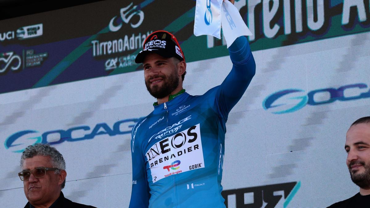Ganna luce el maillot de líder de la Tirreno-Adriático.