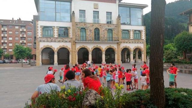 Niños en unas colonias en euskera.