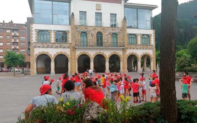 Niños en unas colonias en euskera.