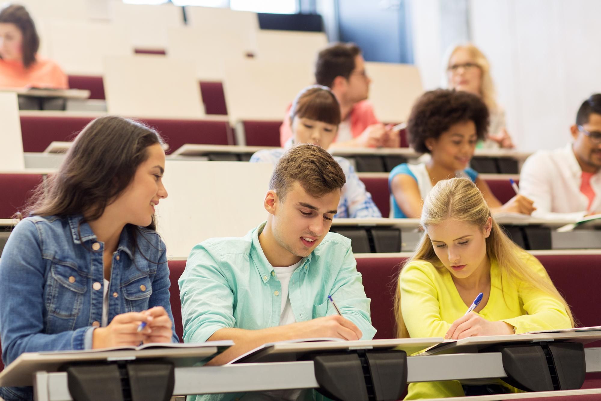 Universitarios sentados en un aula durante una clase.