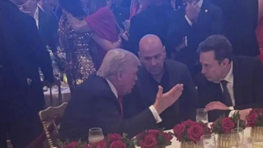 Donald Trump junto a Elon Musk y Dana White en la cena del Partido Republicano.