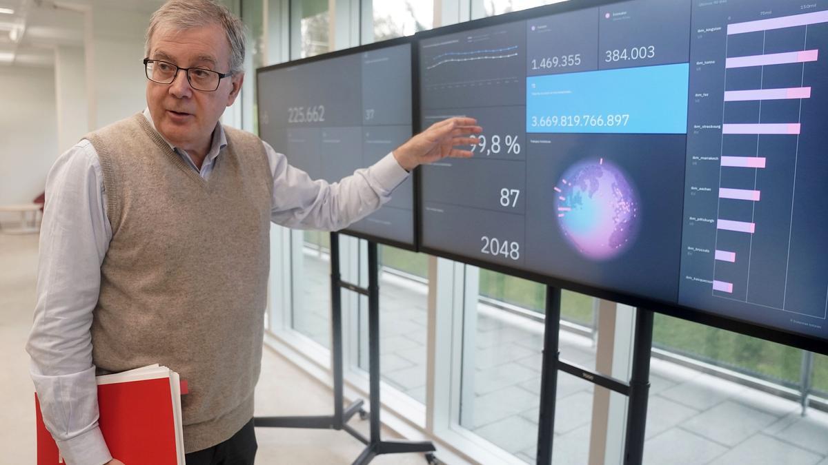 Fernando Cossío frente al panel de actividad de la plataforma mundial de IBM Quantum.