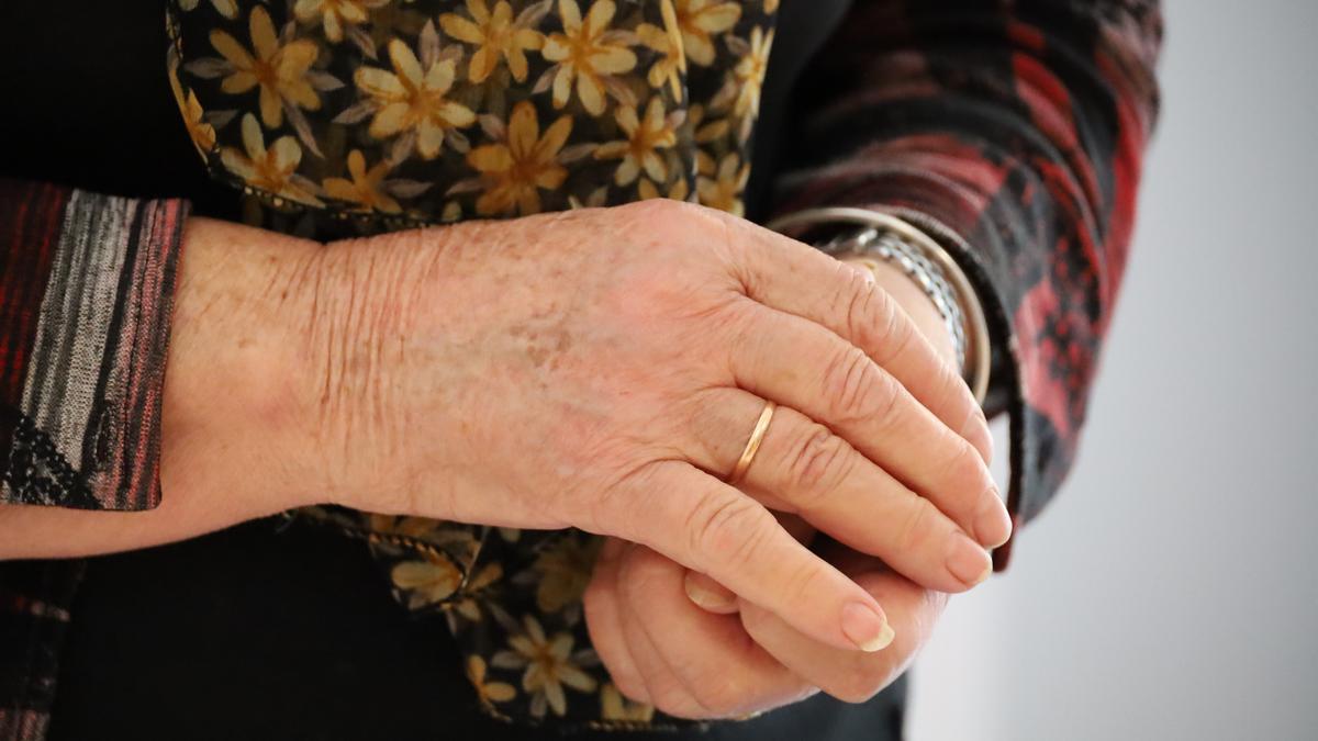 Imagen detalle de las manos de una persona mayor.
