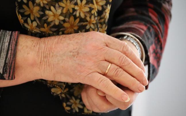 Imagen detalle de las manos de una persona mayor.
