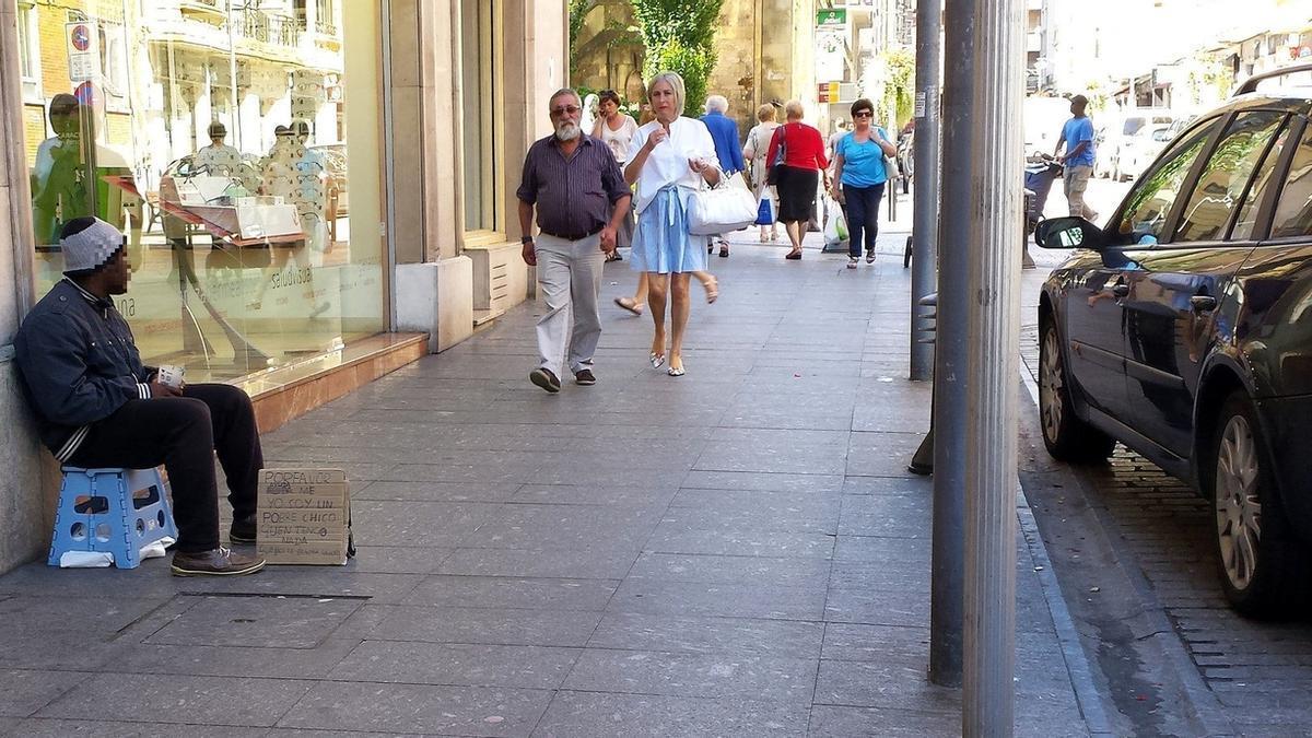 Un hombre pide limosna en una céntrica calle de Eibar.