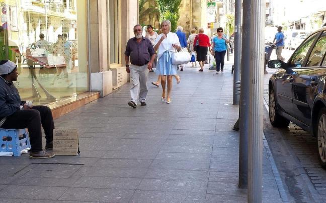 Un hombre pide limosna en una céntrica calle de Eibar.