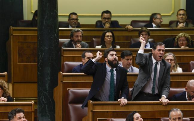 Varios diputados de Vox reaccionan a l aintervención del diputados de Sumar, Gerardo Pisarello.