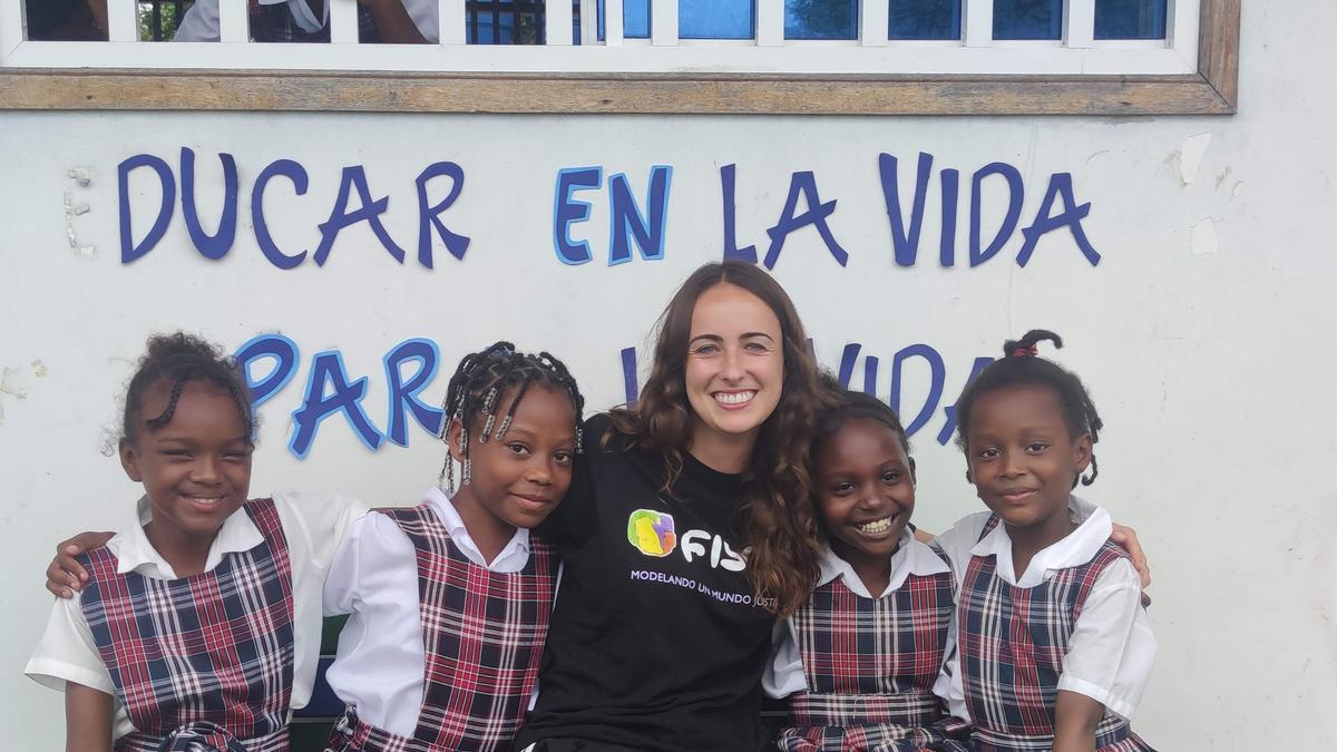 Un grupo de niñas colombianas, felices de tener a Elisa como maestra.