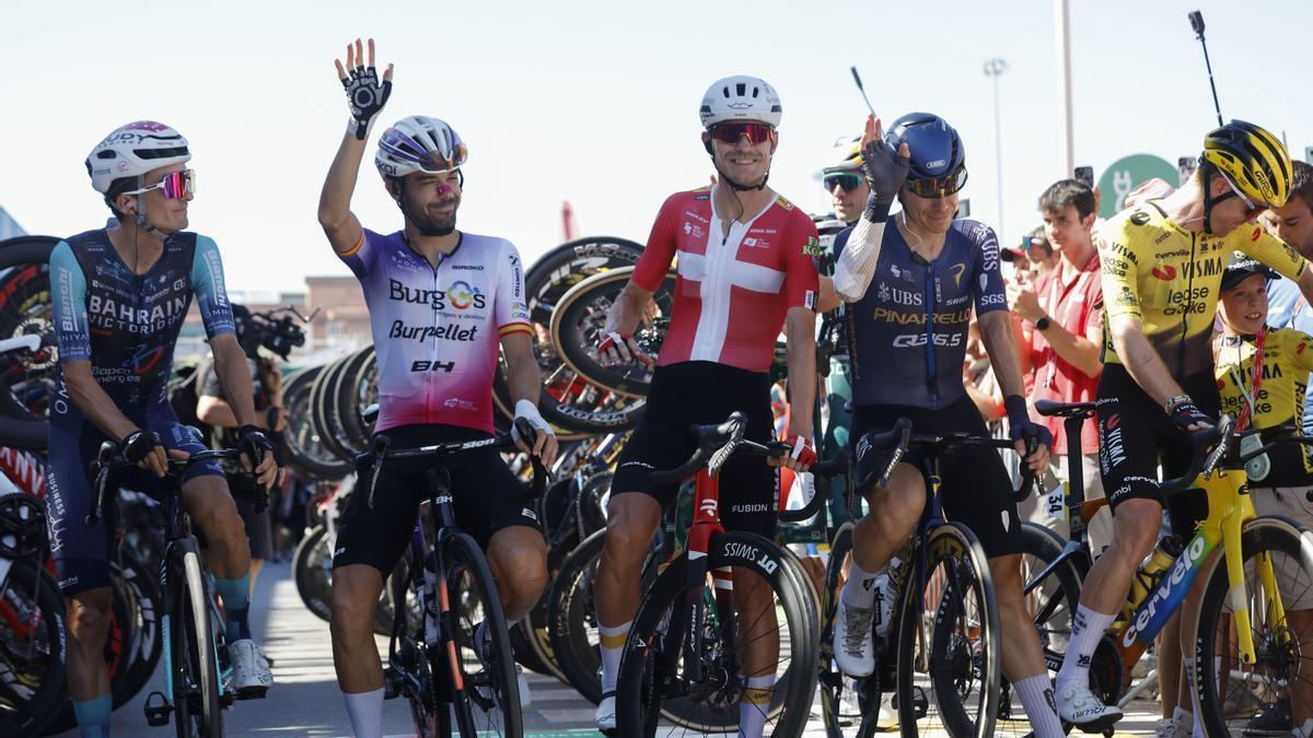 Pello Bilbao recibió el homenaje por la disputa de su última vuelta junto a Herrada, Magnus Cort, De la Cruz y Kruijswijk.