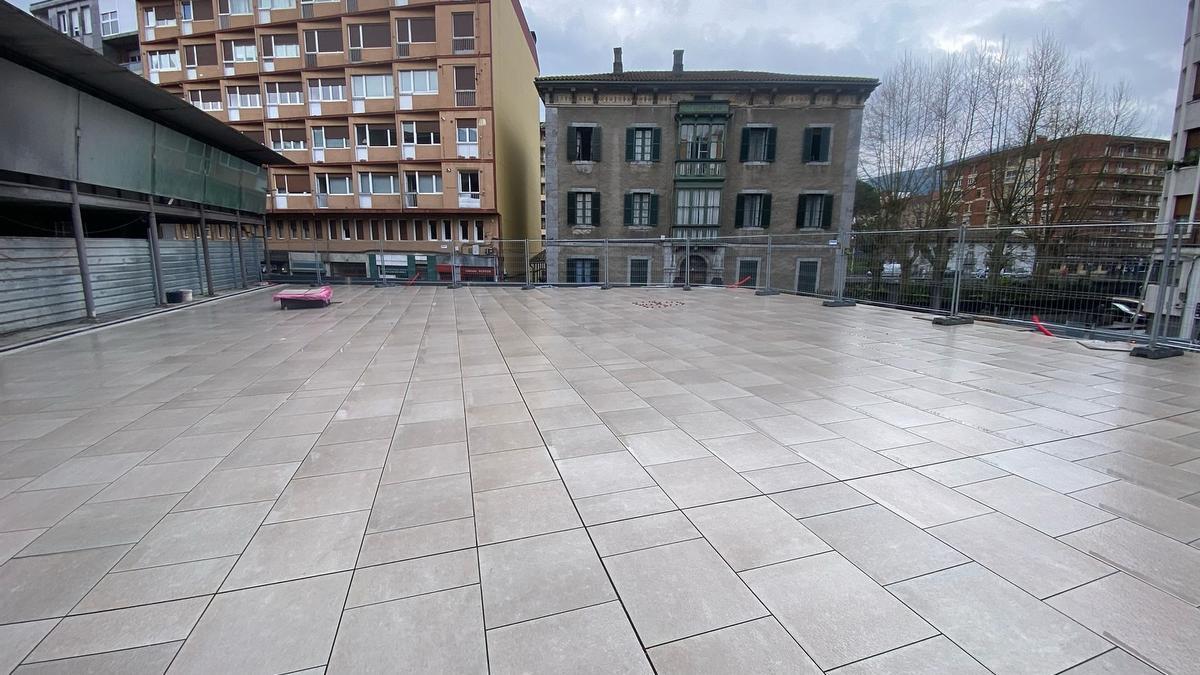 Terraza superior, junto al pórtico de la parroquia, de la plaza de Abastos en Laudio