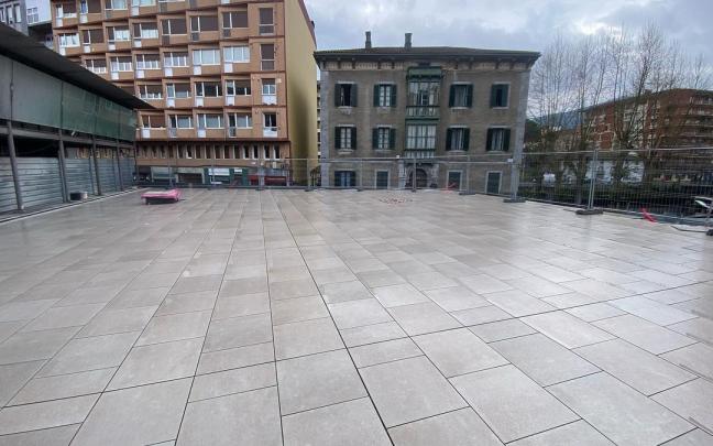 Terraza superior, junto al pórtico de la parroquia, de la plaza de Abastos en Laudio