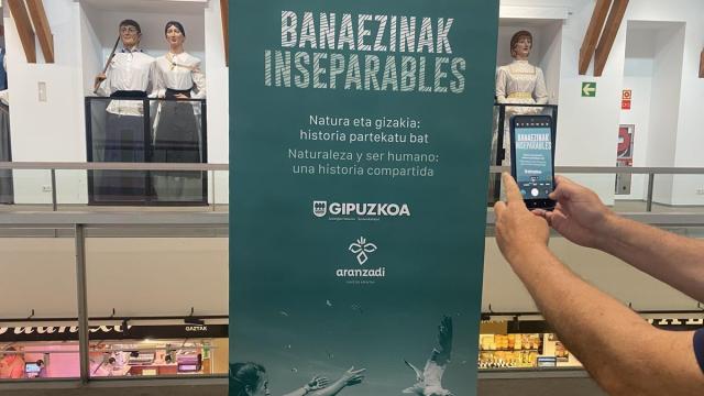 Inauguración de la exposición itinerante Banaezinak-Inseparables en Zarautz