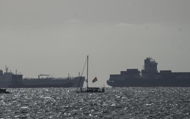 Una embarcación de la Global Sumud Flotilla entra en el puerto de Asdod escoltado por la Armada de Israel tras su interceptación en aguas internacionales por parte del Ejército israelí .