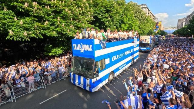Miles de personas aclaman a La Real Sociedad a la llegada del autobús a Alderdi Eder