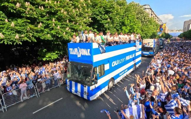 Miles de personas aclaman a La Real Sociedad a la llegada del autobús a Alderdi Eder
