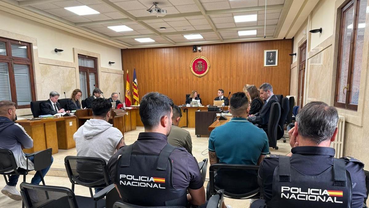 Los acusados, sentados ante el tribunal durante el juicio.