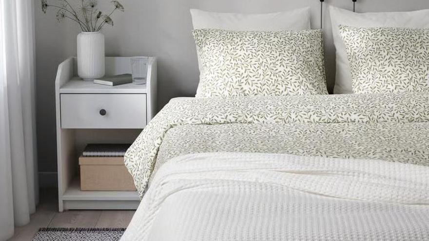 Imagen de la funda nórdica y dos fundas almohada en color blanco y verde de la serie Sorgmantel de Ikea