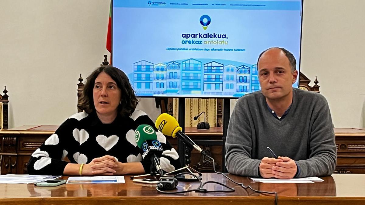 Estitxu Urtizberea, delegada de Urbanismo, e Igor Enparan, alcalde de Hondarribia, durante la rueda de prensa de ayer.