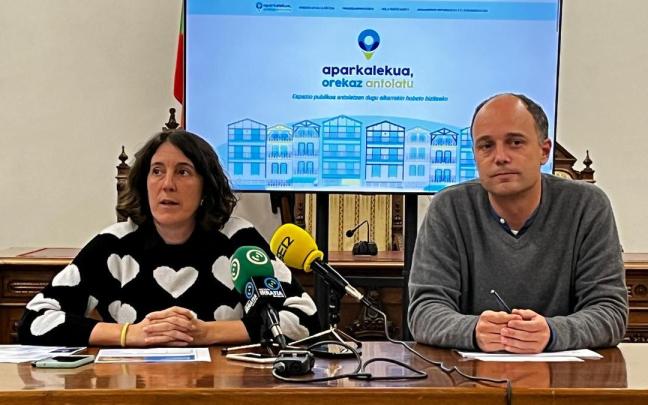 Estitxu Urtizberea, delegada de Urbanismo, e Igor Enparan, alcalde de Hondarribia, durante la rueda de prensa de ayer.