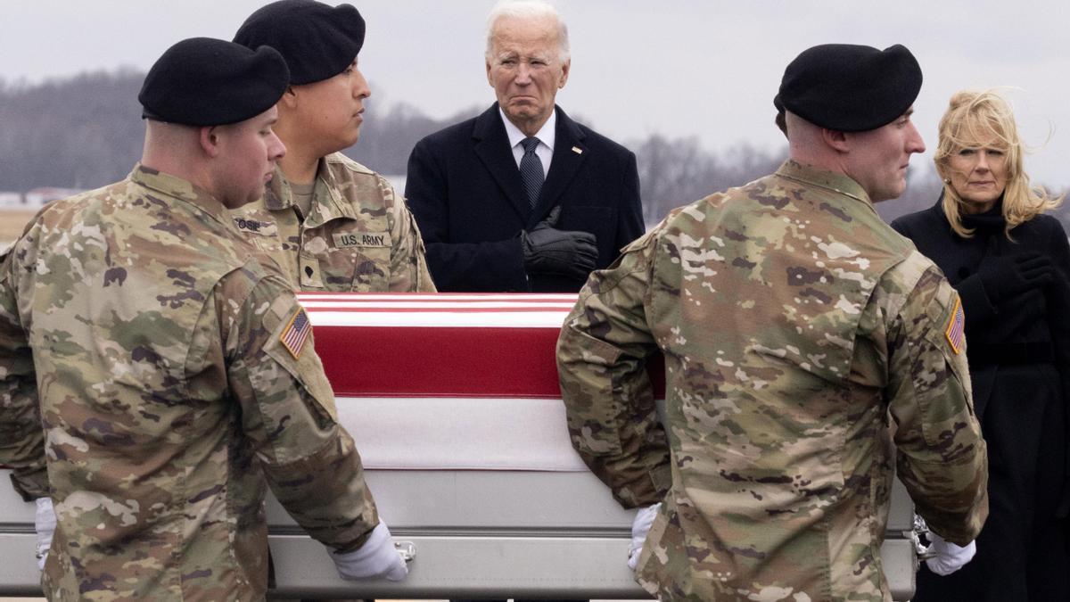 Joe Biden preside la llegada a Estados Unidos de los restos mortales de los tres militares muertos la semana pasada.