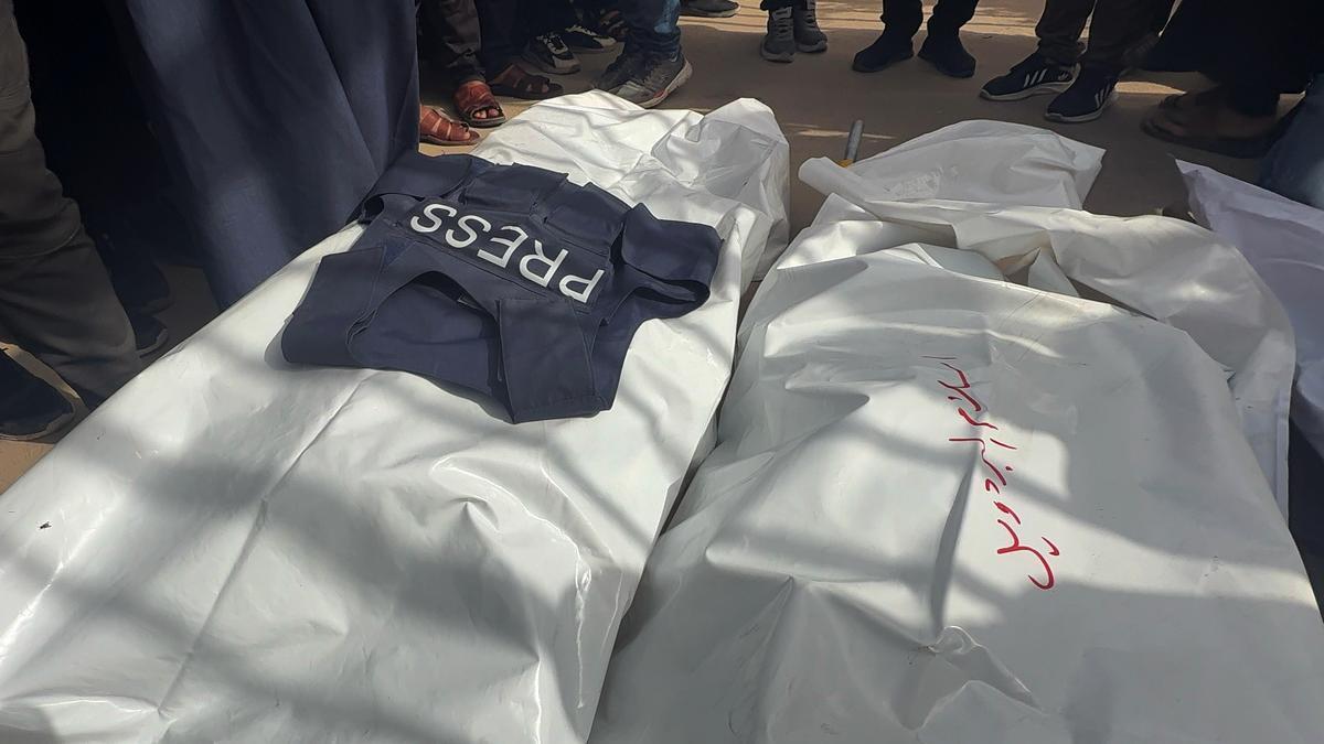 Imagen de los cuerpos del periodista Mohammed al-Bardawil y su familia, asesinados en Gaza